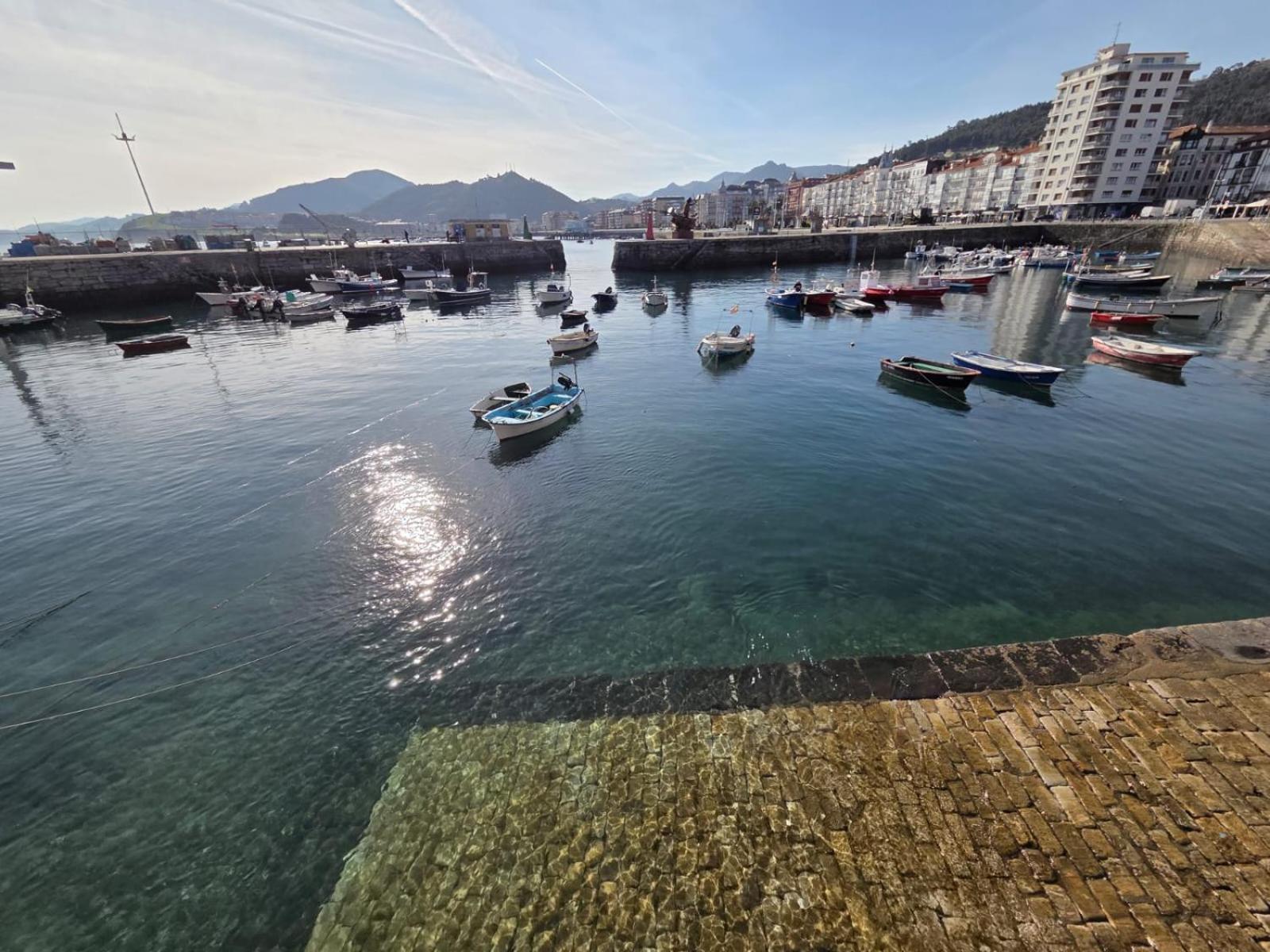 El Patio De Vespasiano-calera- Vistas A La Iglesia Junto Al Puerto Castro Urdiales