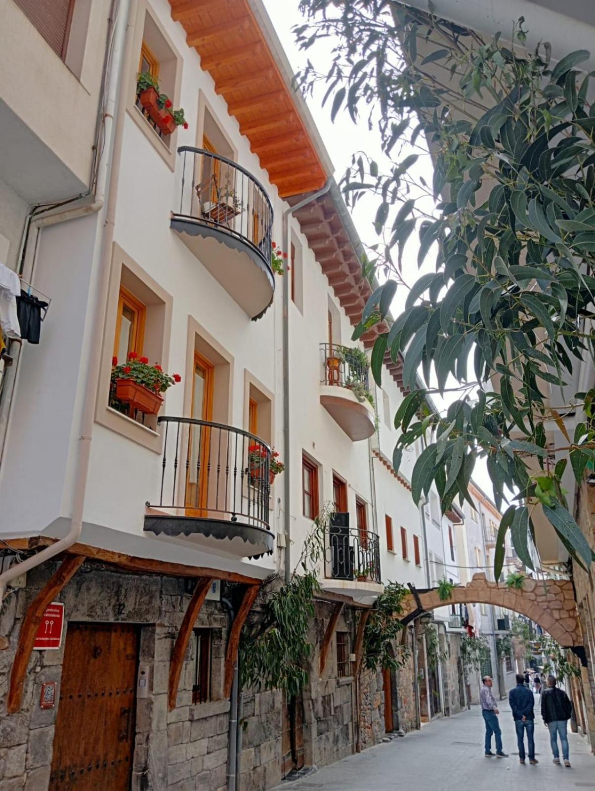 El Patio De Vespasiano-calera- Vistas A La Iglesia Junto Al Puerto *